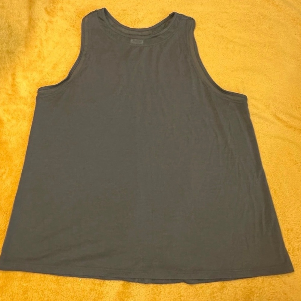 Athleta Flowy Racerback TankTop olive green. Workout Athlesiure. Women’s Medium